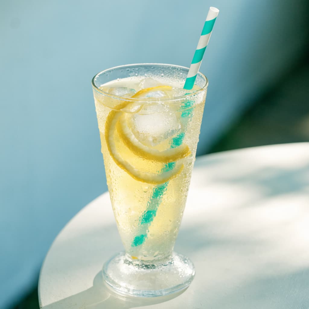 EverBlu Straw in a glass of iced lemonade